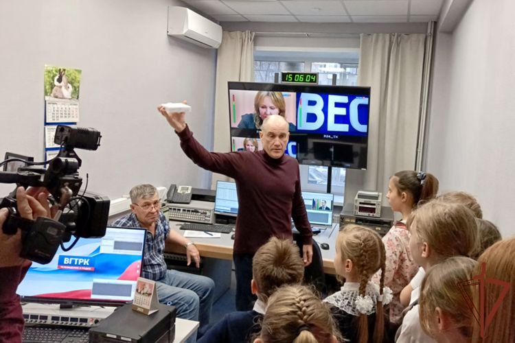 В  преддверии Дня телевидения дети росгвардейцев побывали в гостях у ГТРК «Курган»