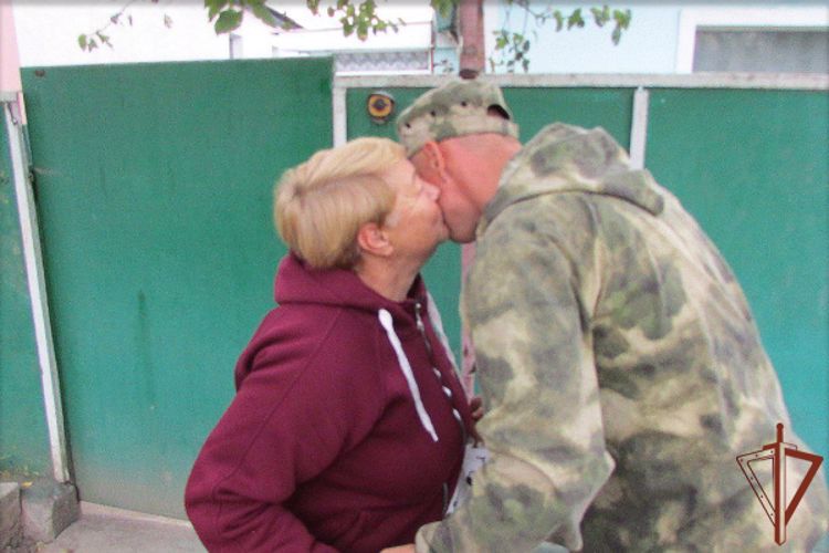 Росгвардейцы оказывают помощь населению ЛНР 
