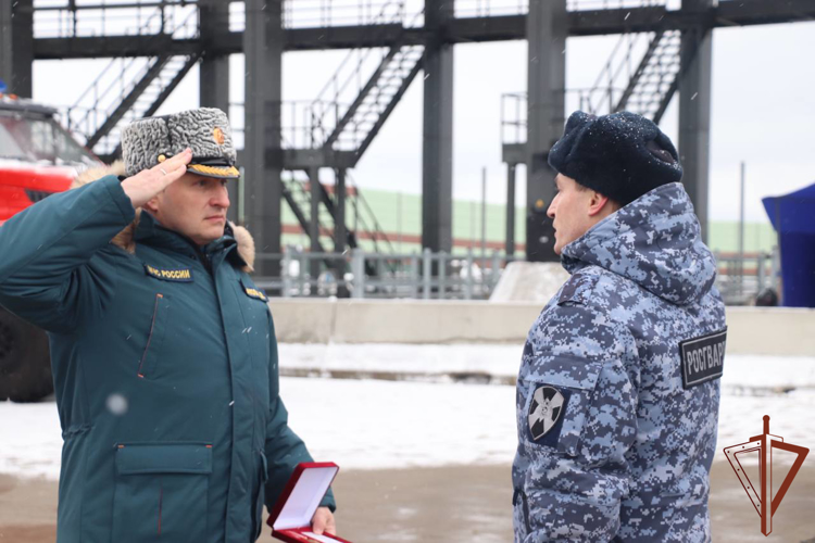 Глава МЧС России Александр Куренков наградил росгвардейцев за спасение ребенка на пожаре в Тверской области