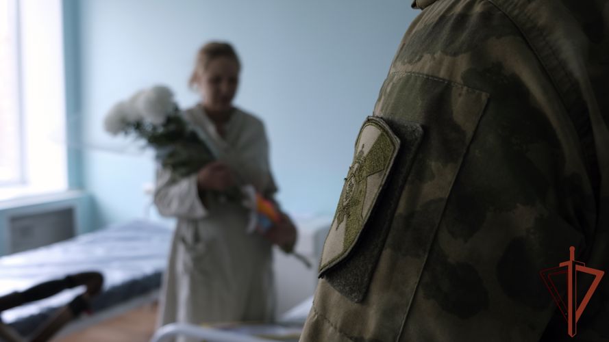 Росгвардейцы поздравили молодых мам в одной из больниц Херсонской области