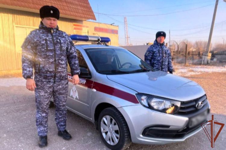Росгвардейцы спасли мужчину, на которого упал грузовик в Бурятии