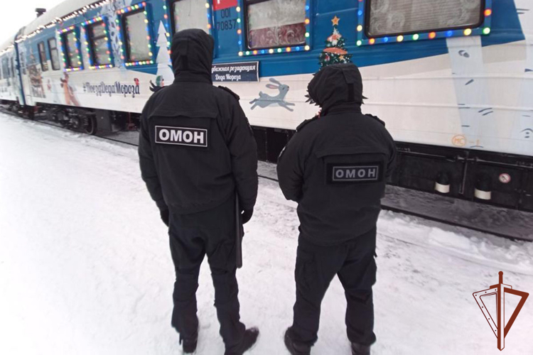 Росгвардейцы обеспечили безопасность пребывания Поезда Деда Мороза в Ноябрьске