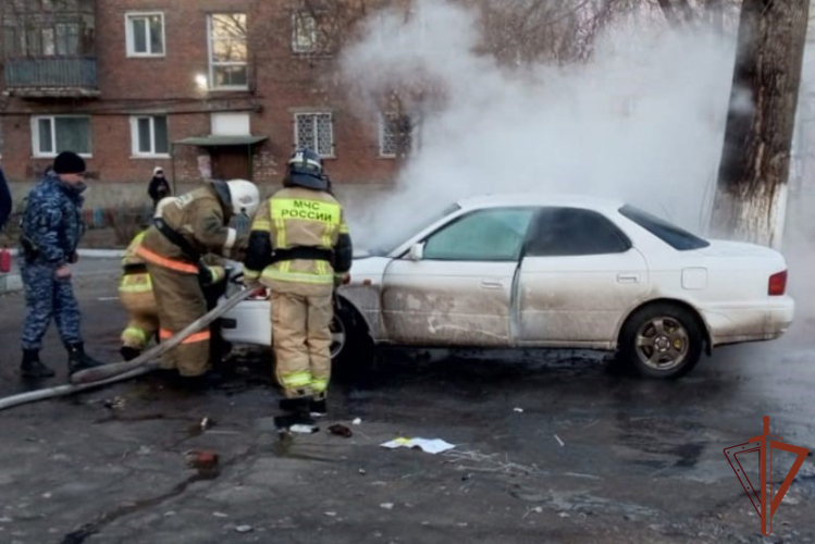 Росгвардейцы помогли потушить пожар автомобиля во дворе многоквартирного дома в Алтайском крае