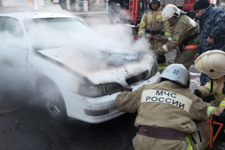 Росгвардейцы помогли потушить пожар автомобиля во дворе многоквартирного дома в Алтайском крае