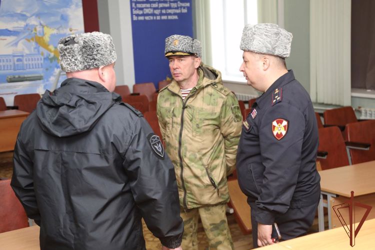 Командующий Уральским округом Росгвардии генерал-лейтенант Владимир Спиридонов проверил дислоцированные в Екатеринбурге подразделения