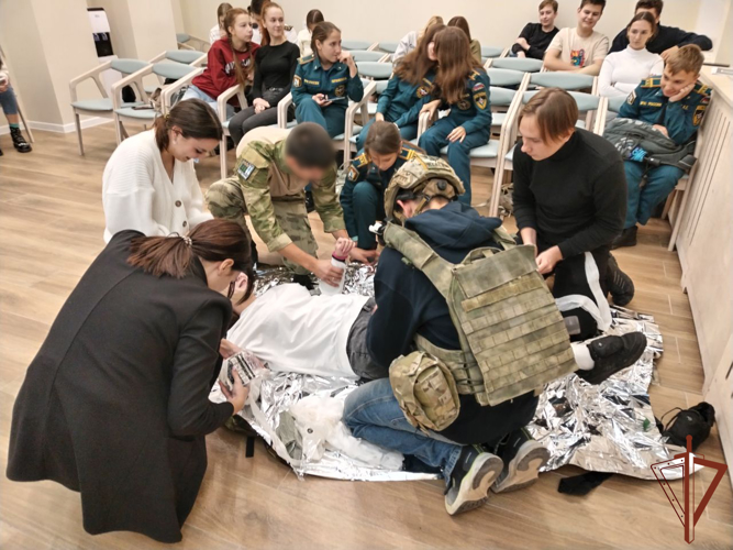 Военнослужащие Росгвардии провели образовательную лекцию для учащихся в Севастополе
