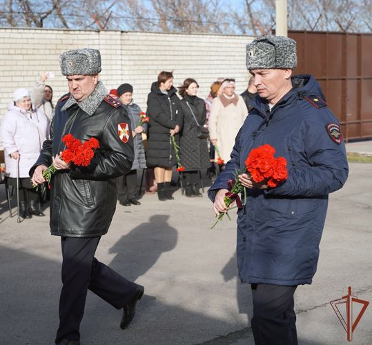 Состоялись посвященные погибшим сотрудникам и военнослужащим органов внутренних дел памятные мероприятия в Центральном округе Росгвардии