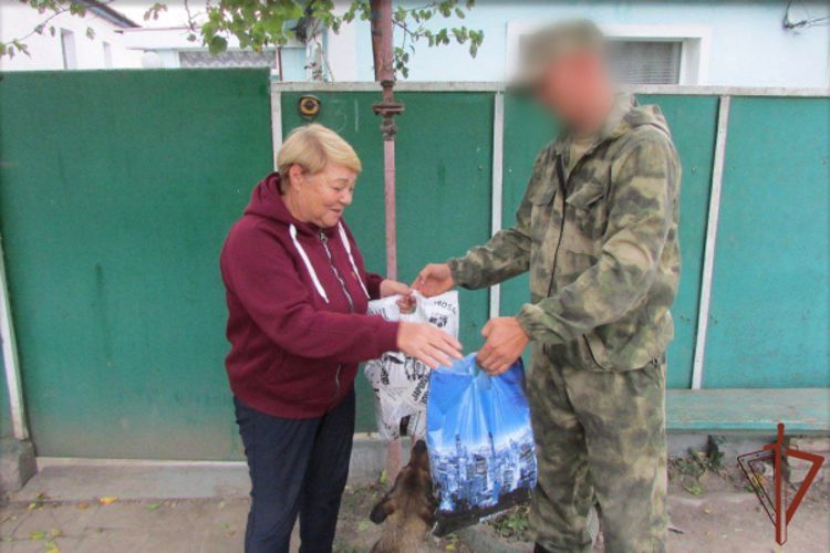 Росгвардейцы оказывают помощь населению ЛНР 