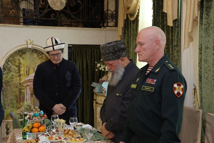 Командующий Северо-Кавказским округом встретился с семьями погибших росгвардейцев 