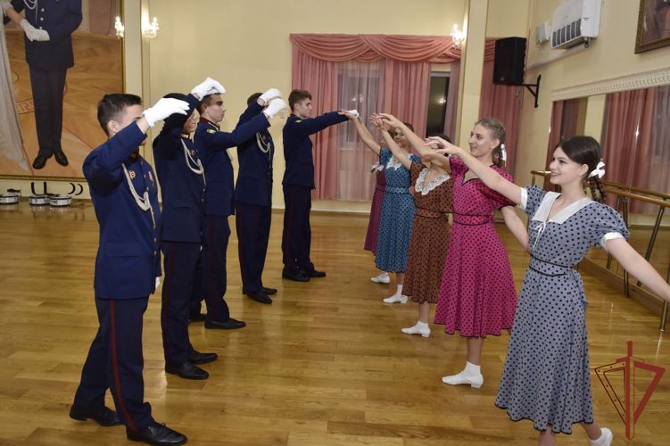Кадеты Росгвардии изучают правила бального этикета в преддверии Международного кремлевского благотворительного кадетского бала