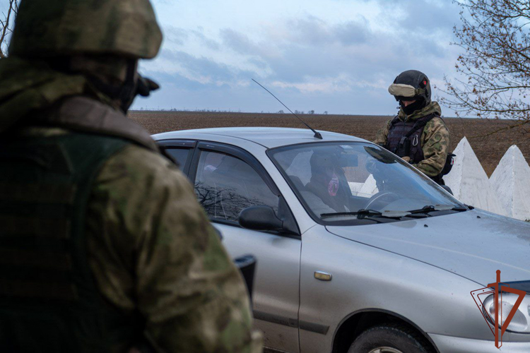 Росгвардейцы проверяют легковой и грузовой автотранспорт в Херсонской и Запорожской областях