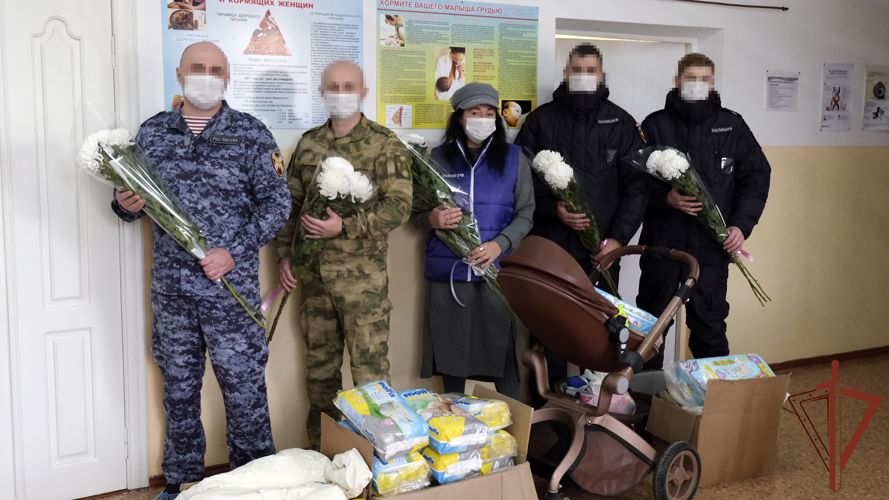 Росгвардейцы поздравили молодых мам в одной из больниц Херсонской области