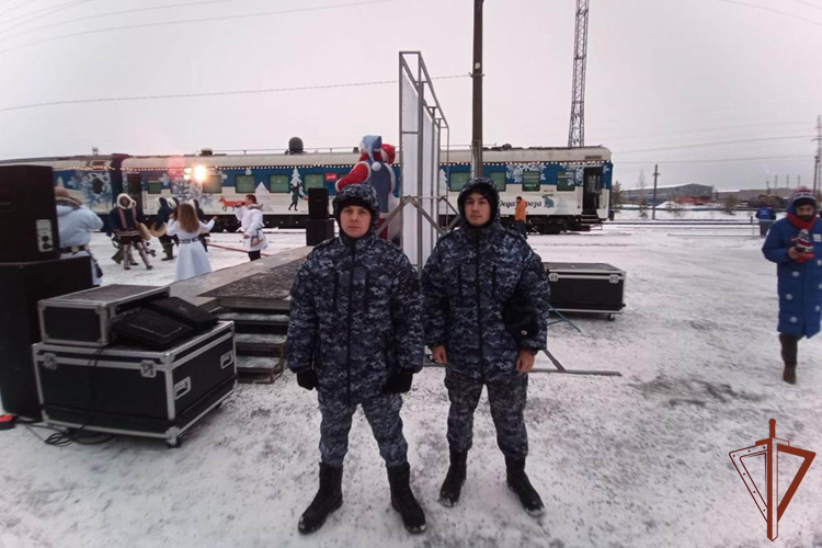 Росгвардейцы обеспечили безопасность пребывания Поезда Деда Мороза в Ноябрьске