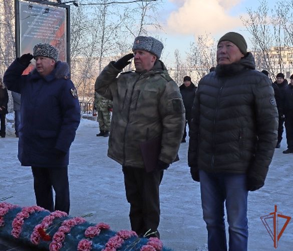Военнослужащие и сотрудники почтили память погибших при исполнении служебного долга коллег в Восточном округе Росгвардии