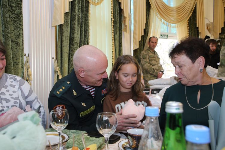 Командующий Северо-Кавказским округом встретился с семьями погибших росгвардейцев