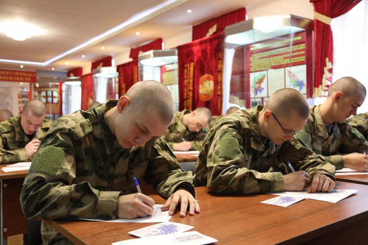 Военнослужащие и сотрудники Южного округа поддержали Всероссийскую акцию «С любовью к маме!» 
