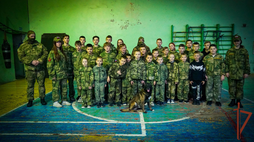 Кинологи Росгвардии встретились с воспитанниками «Гвардейской смены» во Всемирный день домашних животных в Брянске