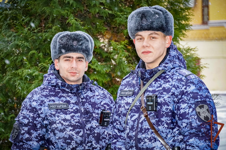 Росгвардейцы оказали доврачебную помощь упавшему на улице мужчине в Санкт-Петербурге