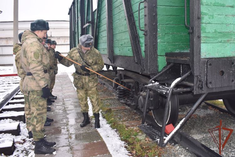 Сбор с начальниками караулов по охране специальных грузов завершился в Уральском округе Росгвардии