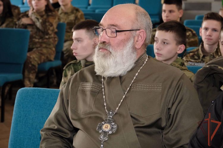 Представитель духовенства встретился с учениками подшефных классов Росгвардии в Запорожской области 
