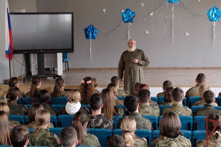 Представитель духовенства встретился с учениками подшефных классов Росгвардии в Запорожской области 