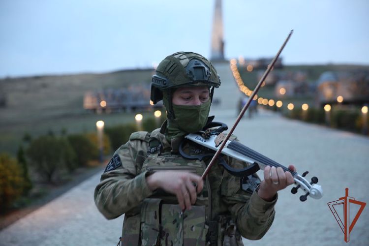 Скрипач из Росгвардии в зоне СВО записал музыкальное поздравление ко Дню матери (ВИДЕО)