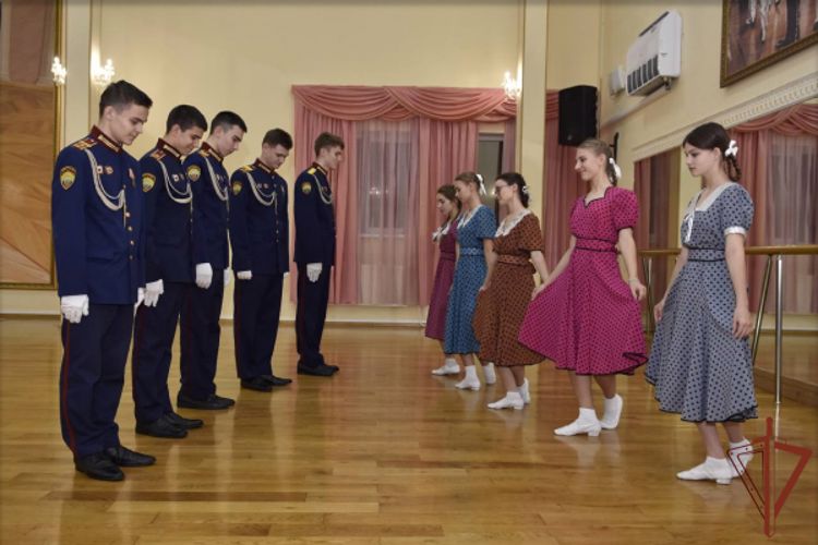 Кадеты Росгвардии изучают правила бального этикета в преддверии Международного кремлевского благотворительного кадетского бала