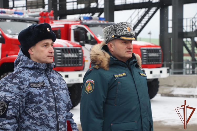 Глава МЧС России Александр Куренков наградил росгвардейцев за спасение ребенка на пожаре в Тверской области