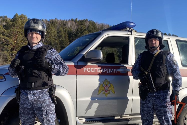 Медицинскую помощь оказали росгвардейцы пострадавшим в ДТП в республике Алтай