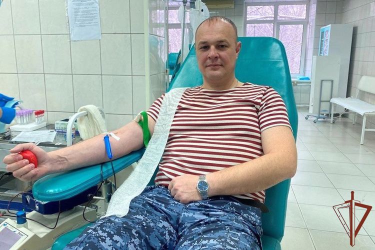 Банк донорской крови медицинских учреждений пополнили росгвардейцы в Сибири