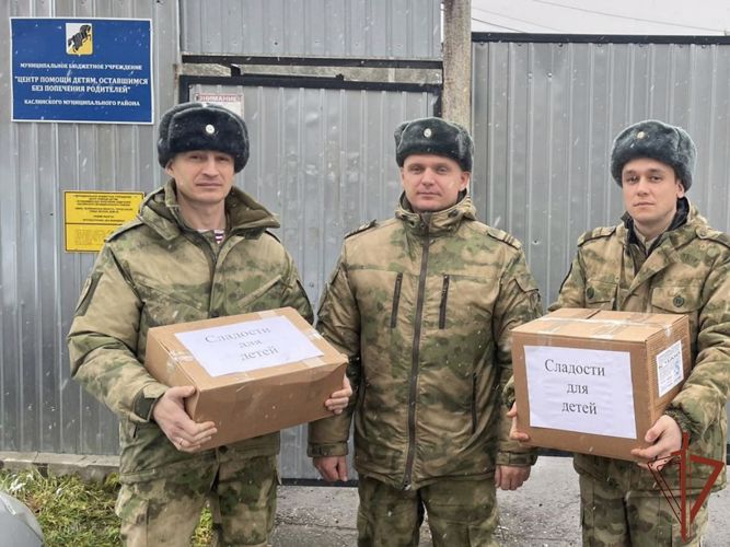 Военнослужащие Росгвардии передали подшефному социальному детскому центру сладости и угощения в Челябинской области