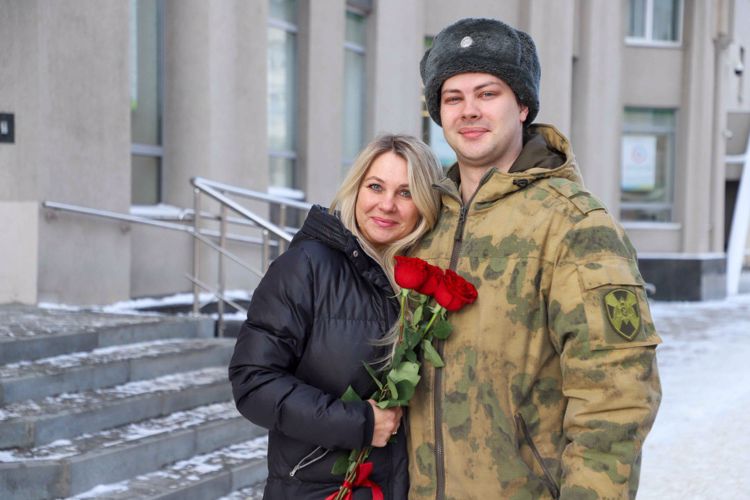 Росгвардейцы поздравили женщин с Днем матери в регионах ЦФО