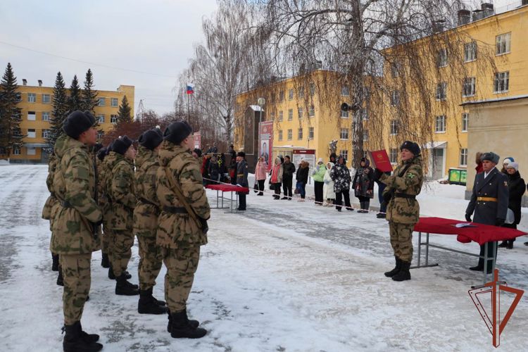 В озерском соединении Уральского округа Росгвардии новобранцы присягнули на верность Отечеству