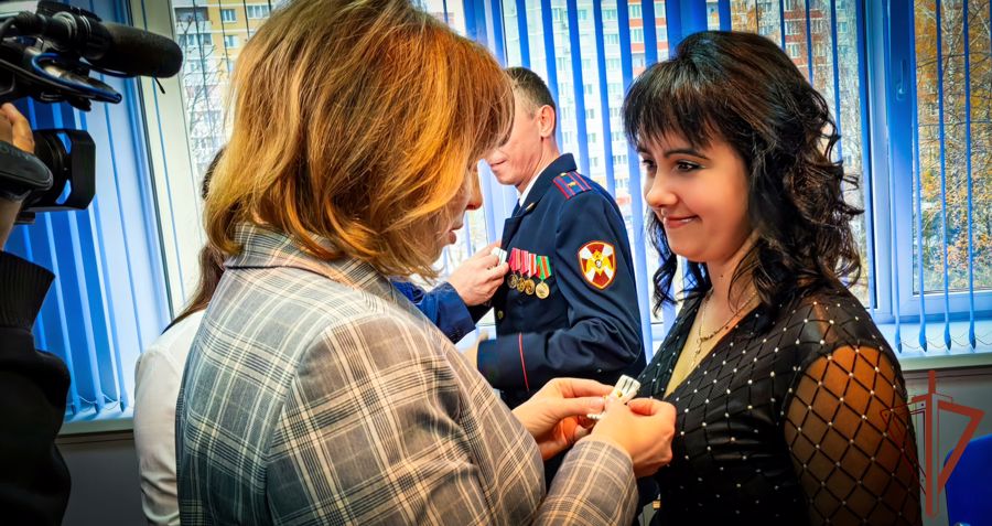 Медаль ордена «Родительская слава» вручили семье офицера Росгвардии из Брянска  