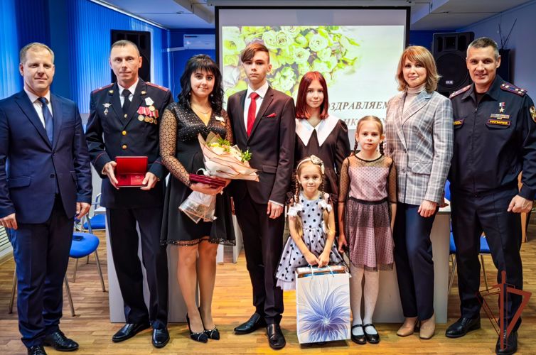 Медаль ордена «Родительская слава» вручили семье офицера Росгвардии из Брянска  