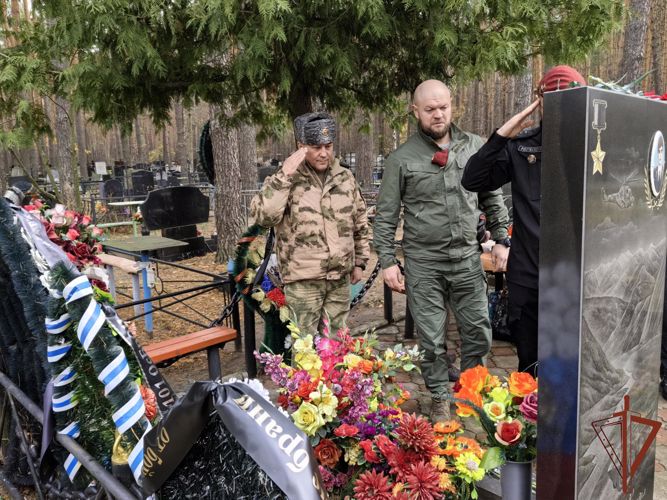 Родителям погибшего офицера войск правопорядка вручили краповый берет 