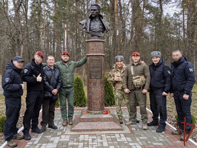 Родителям погибшего офицера войск правопорядка вручили краповый берет