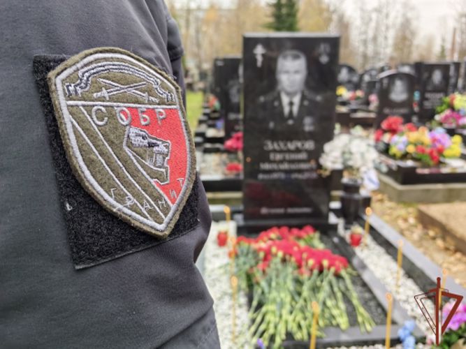 Сотрудники СОБР «Гранит» Росгвардии почтили память своего погибшего товарища в Санкт-Петербурге