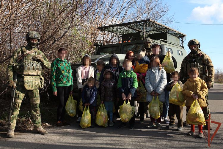 Росгвардейцы помогли многодетной семье из ДНР в преддверии Дня матери  (ВИДЕО)