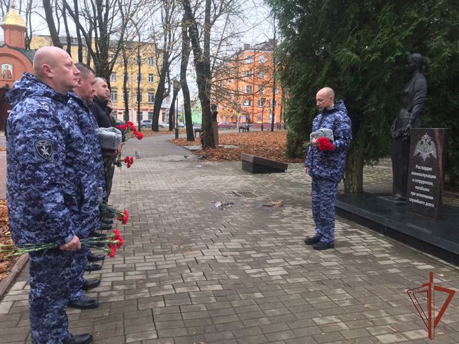 Росгвардейцы почтили память погибших боевых товарищей в Центральной России