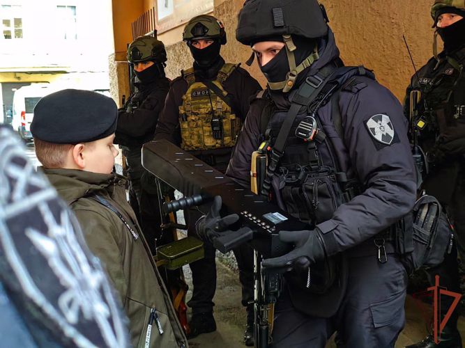 Росгвардейцы в Санкт-Петербурге поздравили с днем рождения и организовали экскурсию для сына участника СВО  