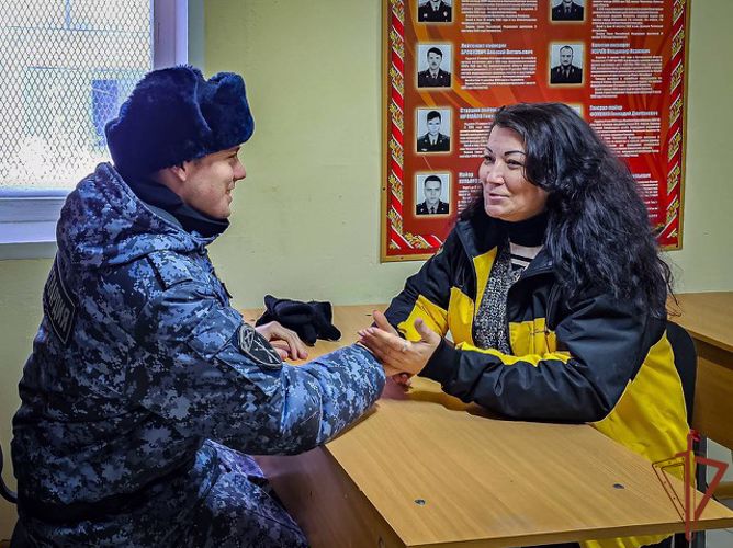 Военнослужащие Росгвардии написали письма мамам в рамках ведомственной акции в Санкт-Петербурге и Ленинградской области