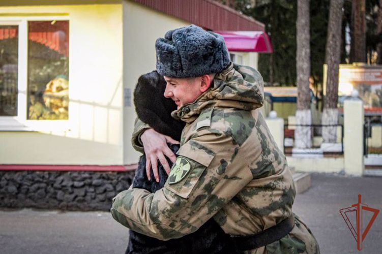 Военнослужащие Росгвардии написали письма мамам в рамках ведомственной акции в Санкт-Петербурге и Ленинградской области