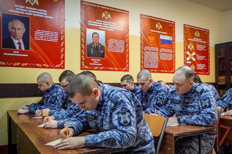 Военнослужащие Росгвардии написали письма мамам в рамках ведомственной акции в Санкт-Петербурге и Ленинградской области