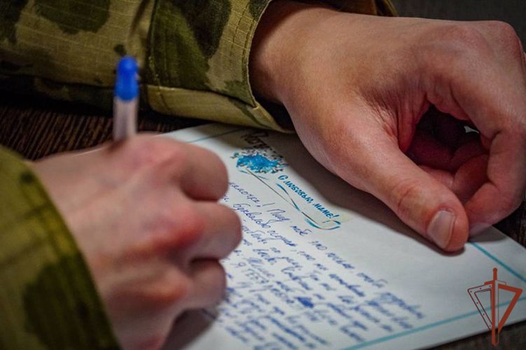 Военнослужащие Росгвардии написали письма мамам в рамках ведомственной акции в Санкт-Петербурге и Ленинградской области