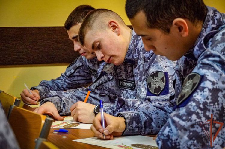 Военнослужащие Росгвардии написали письма мамам в рамках ведомственной акции в Санкт-Петербурге и Ленинградской области