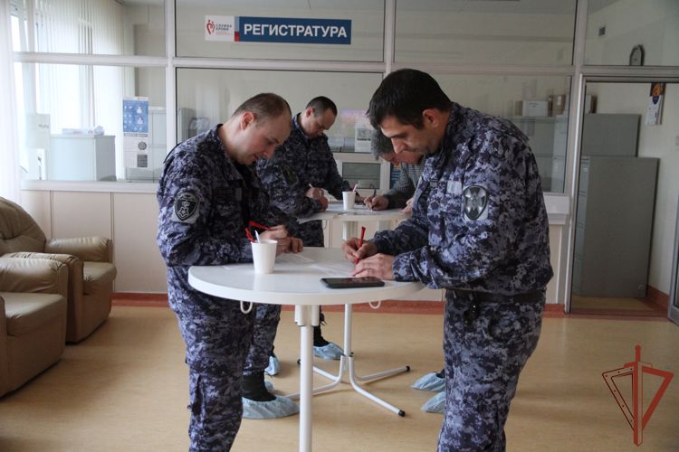 Около ста литров донорской крови сдали росгвардейцы в Москве