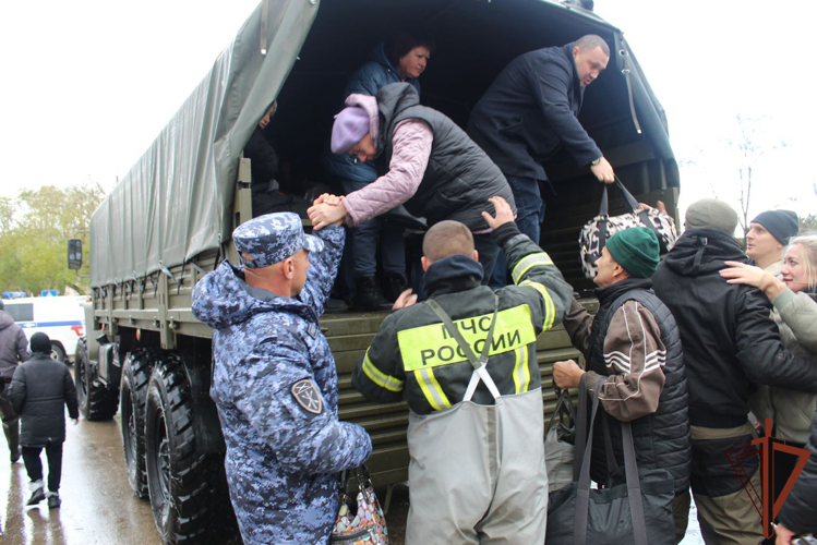 Военнослужащие Росгвардии оказали помощь населению Евпатории в условиях шторма и непогоды