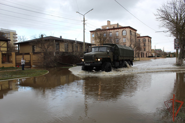 Военнослужащие Росгвардии оказали помощь населению Евпатории в условиях шторма и непогоды