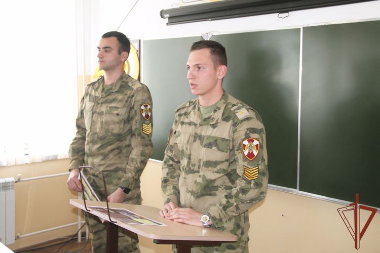 Военнослужащие Росгвардии провели профориентационное занятие с грозненскими школьниками